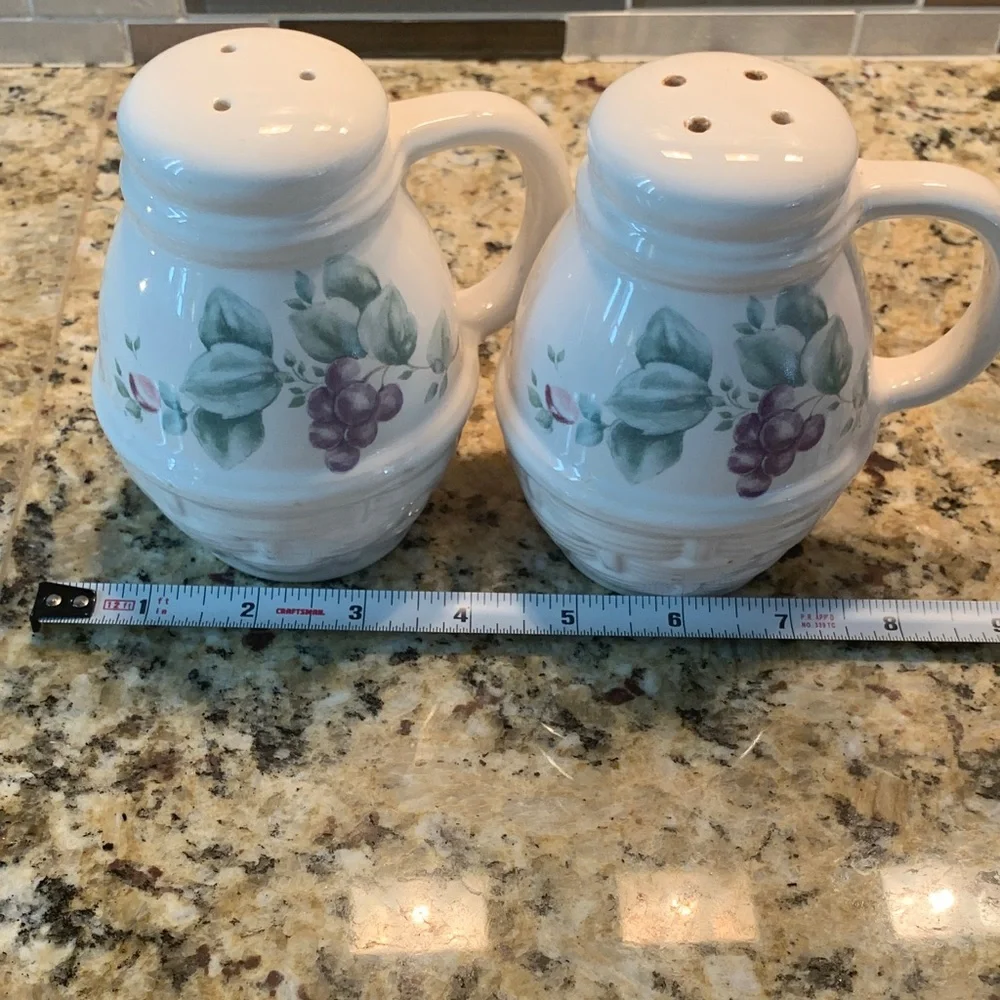 Pfaltzgraff vintage grapevine salt and pepper shakers